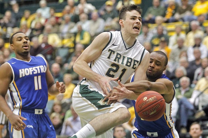 Slovák Oliver Tot rozhodol v poslednej sekunde z polovice ihriska zápas NCAA